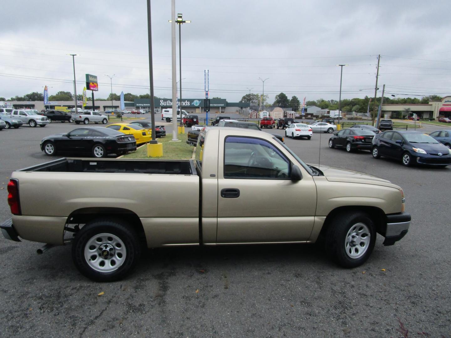 2005 GOLD Chevrolet Silverado 1500 Long Bed 2WD (1GCEC14X25Z) with an 4.3L V6 OHV 12V engine, located at 1814 Albert Pike Road, Hot Springs, AR, 71913, (501) 623-1717, 34.494228, -93.094070 - ONE OWNER! 2005 CHEVROLET SILVERADO 1500. NO ACCIDENTS OR DAMAGE REPORTED TO CARFAX. 4.3L V6 REAR WHEEL DRIVE PICK UP TRUCK. - Photo#2