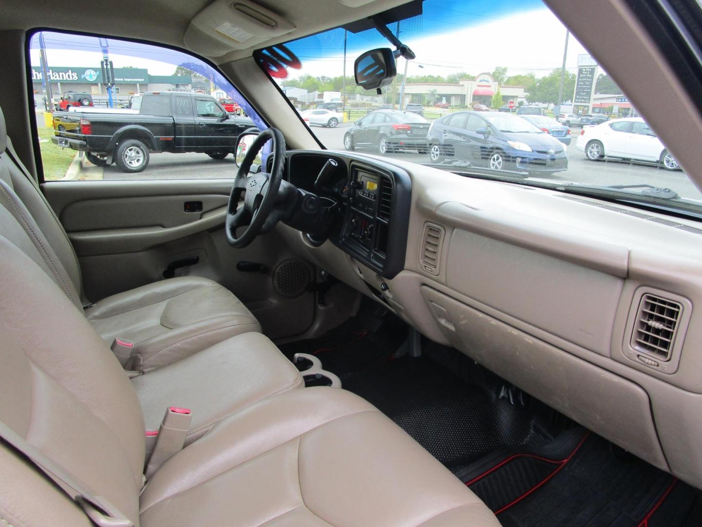 2005 GOLD Chevrolet Silverado 1500 Long Bed 2WD (1GCEC14X25Z) with an 4.3L V6 OHV 12V engine, located at 1814 Albert Pike Road, Hot Springs, AR, 71913, (501) 623-1717, 34.494228, -93.094070 - ONE OWNER! 2005 CHEVROLET SILVERADO 1500. NO ACCIDENTS OR DAMAGE REPORTED TO CARFAX. 4.3L V6 REAR WHEEL DRIVE PICK UP TRUCK. - Photo#5