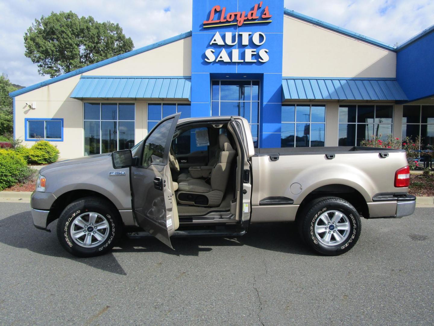 2006 GOLD Ford F-150 STX 2WD Flareside (1FTRF02W76K) with an 4.6L V8 SOHC 16V engine, 4 Speed Automatic transmission, located at 1814 Albert Pike Road, Hot Springs, AR, 71913, (501) 623-1717, 34.494228, -93.094070 - F 2006 Ford F-150 XLT Pickup 4.6L V8 F Gasoline Rear Wheel Drive - Photo#1