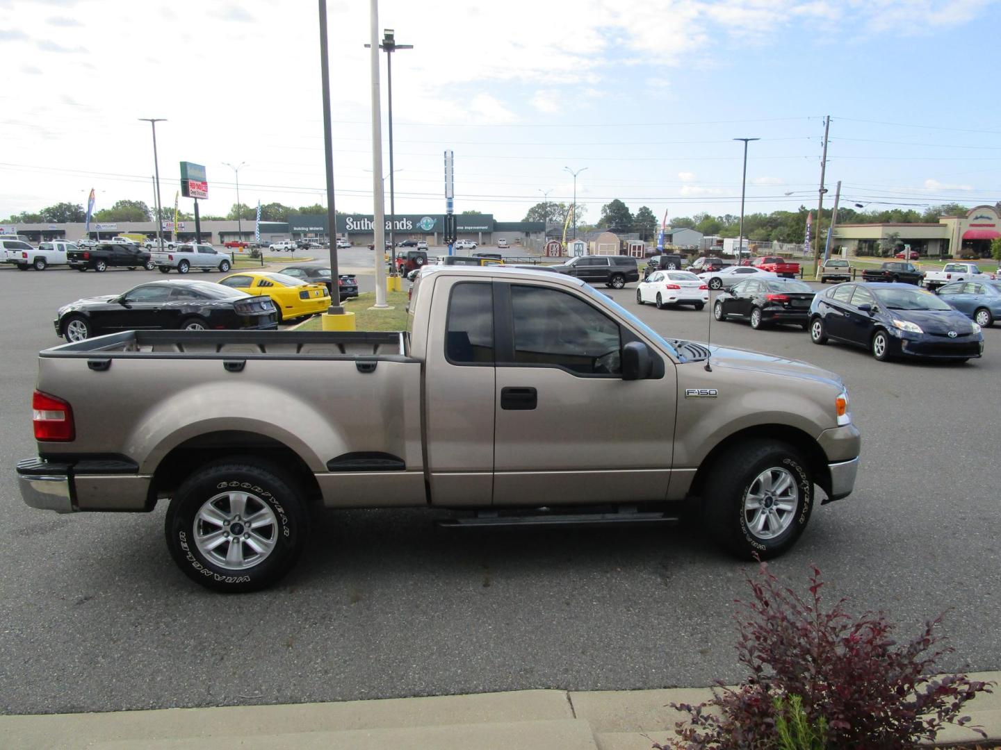 2006 GOLD Ford F-150 STX 2WD Flareside (1FTRF02W76K) with an 4.6L V8 SOHC 16V engine, 4 Speed Automatic transmission, located at 1814 Albert Pike Road, Hot Springs, AR, 71913, (501) 623-1717, 34.494228, -93.094070 - F 2006 Ford F-150 XLT Pickup 4.6L V8 F Gasoline Rear Wheel Drive - Photo#3