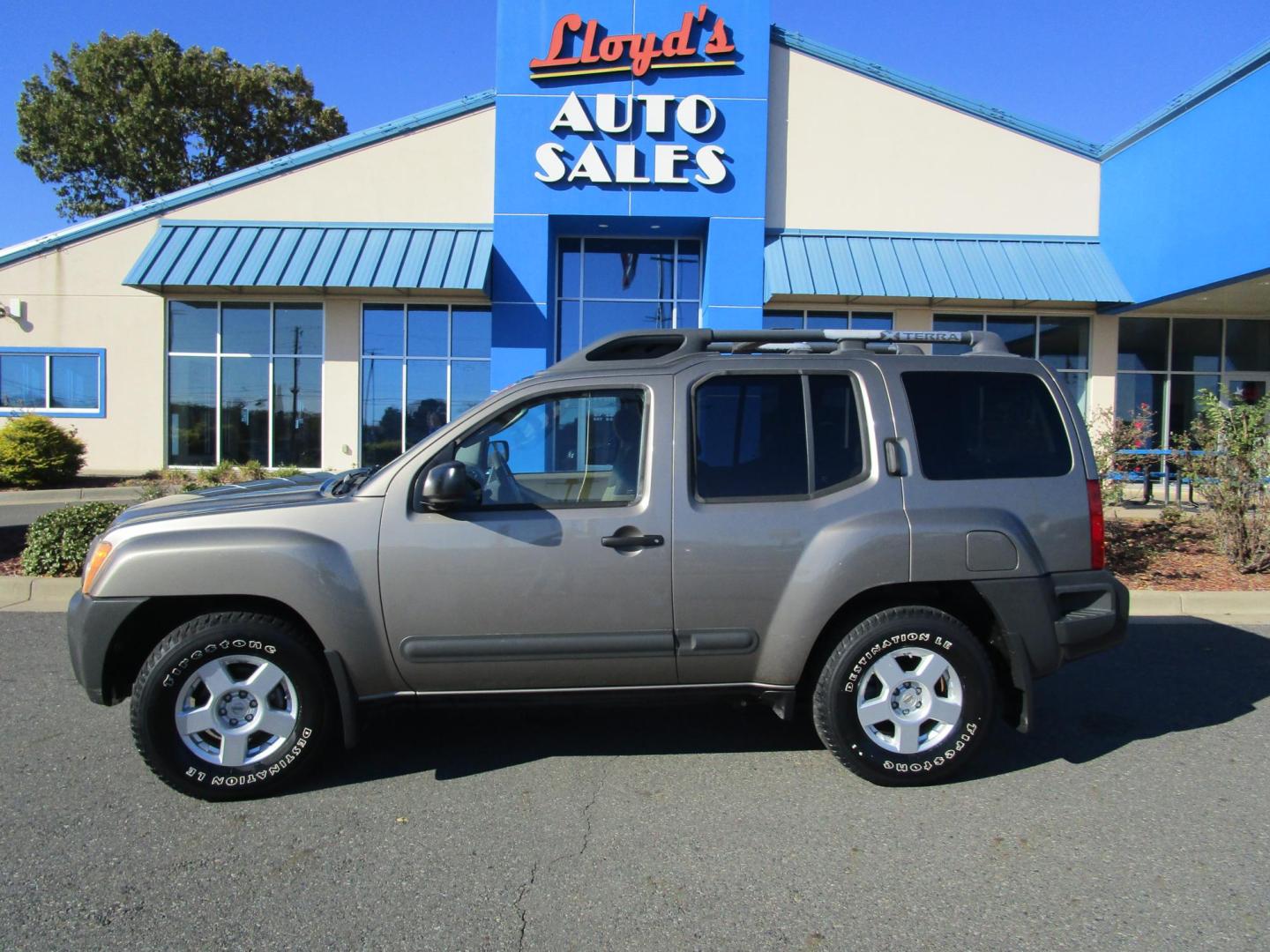 2006 GOLD Nissan Xterra OR 2WD (5N1AN08U06C) with an 4.0L V6 DOHC 24V engine, located at 1814 Albert Pike Road, Hot Springs, AR, 71913, (501) 623-1717, 34.494228, -93.094070 - ONE OWNER LOW MILES - Photo#0