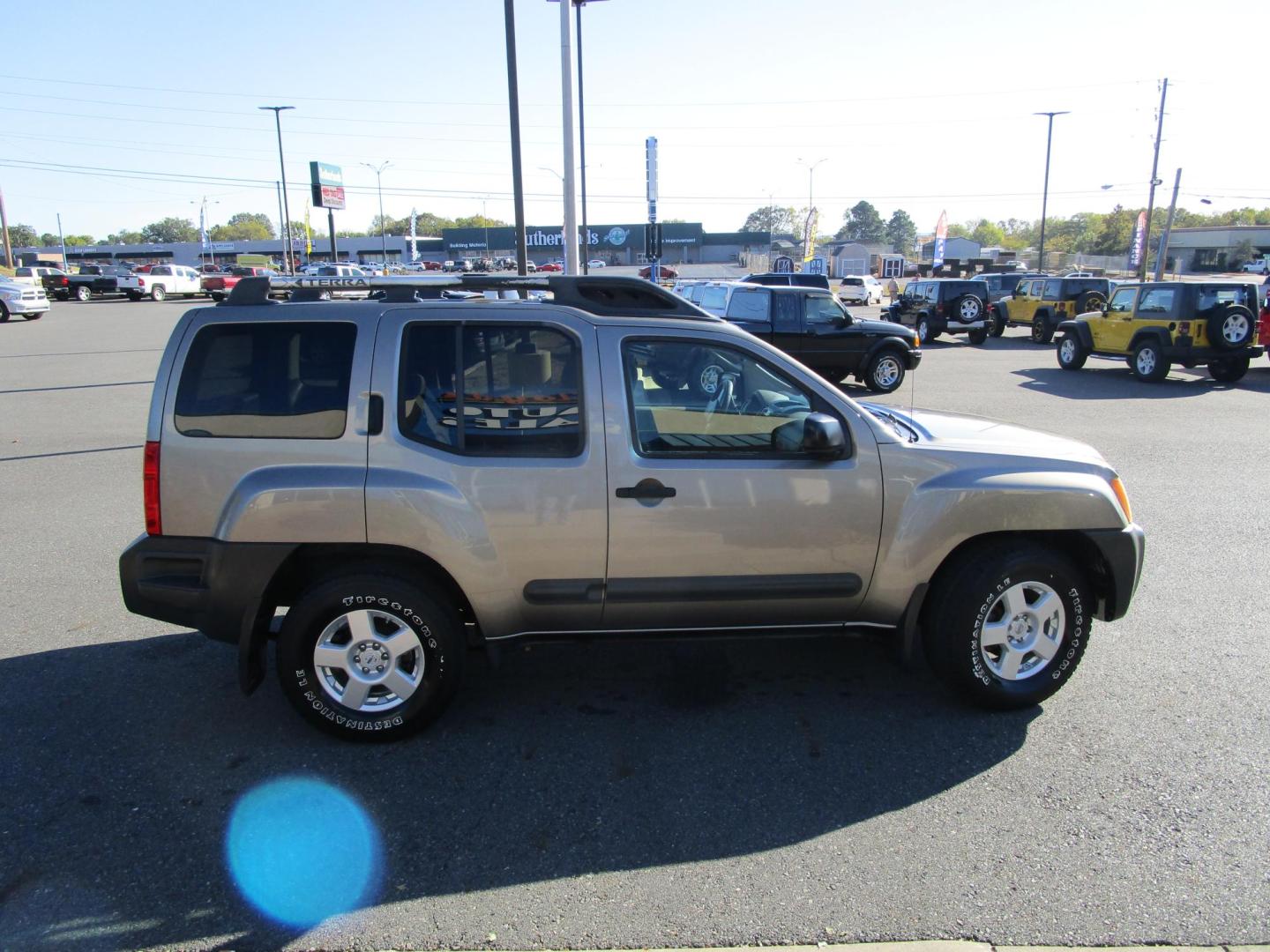 2006 GOLD Nissan Xterra OR 2WD (5N1AN08U06C) with an 4.0L V6 DOHC 24V engine, located at 1814 Albert Pike Road, Hot Springs, AR, 71913, (501) 623-1717, 34.494228, -93.094070 - ONE OWNER LOW MILES - Photo#2