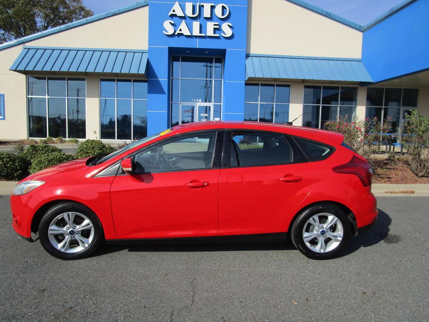 2014 RED /BLACK Ford Focus SE Hatch (1FADP3K25EL) with an 2.0L L4 DOHC 16V engine, located at 1814 Albert Pike Road, Hot Springs, AR, 71913, (501) 623-1717, 34.494228, -93.094070 - Photo#0