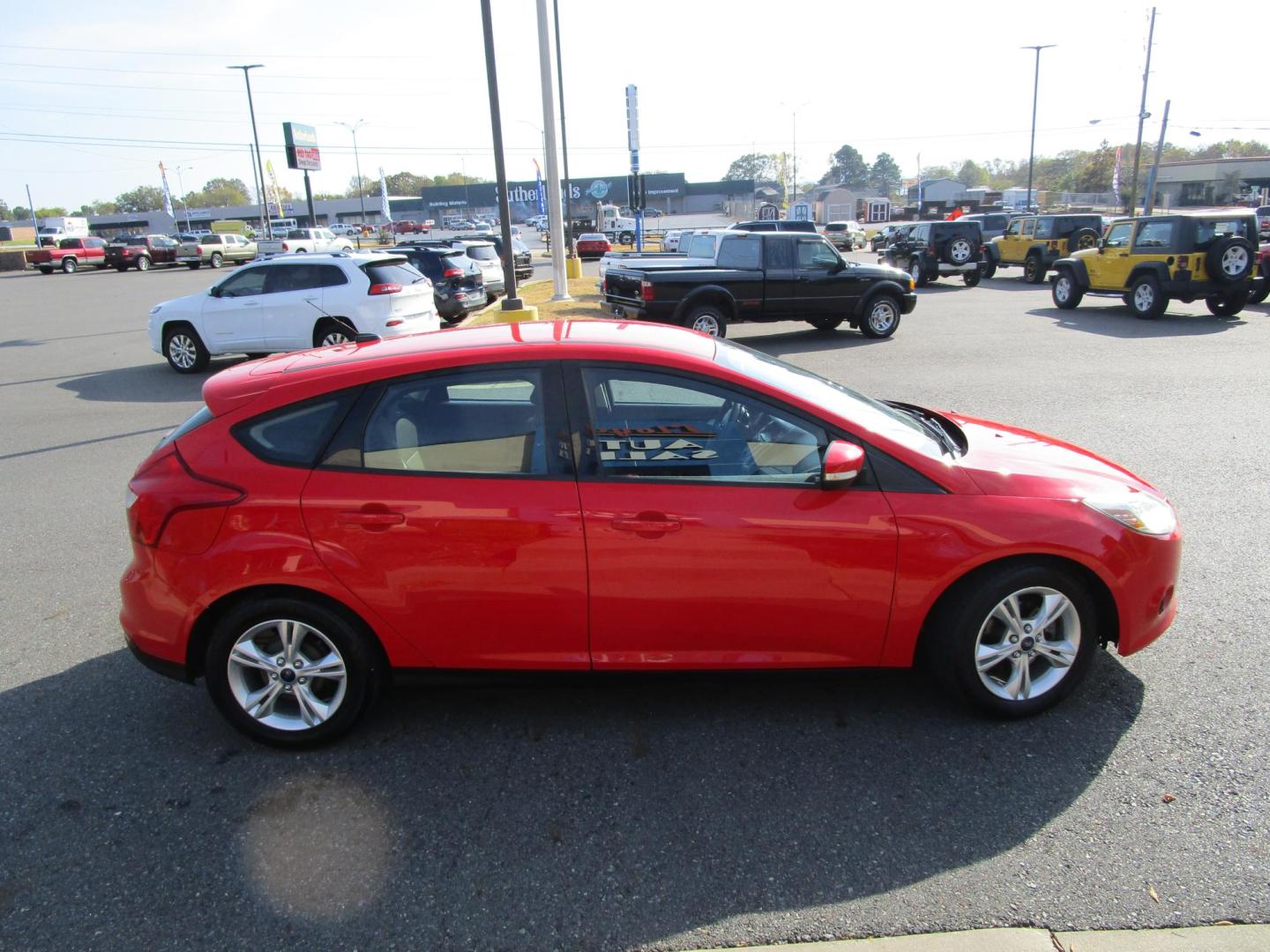 2014 RED /BLACK Ford Focus SE Hatch (1FADP3K25EL) with an 2.0L L4 DOHC 16V engine, located at 1814 Albert Pike Road, Hot Springs, AR, 71913, (501) 623-1717, 34.494228, -93.094070 - Photo#2