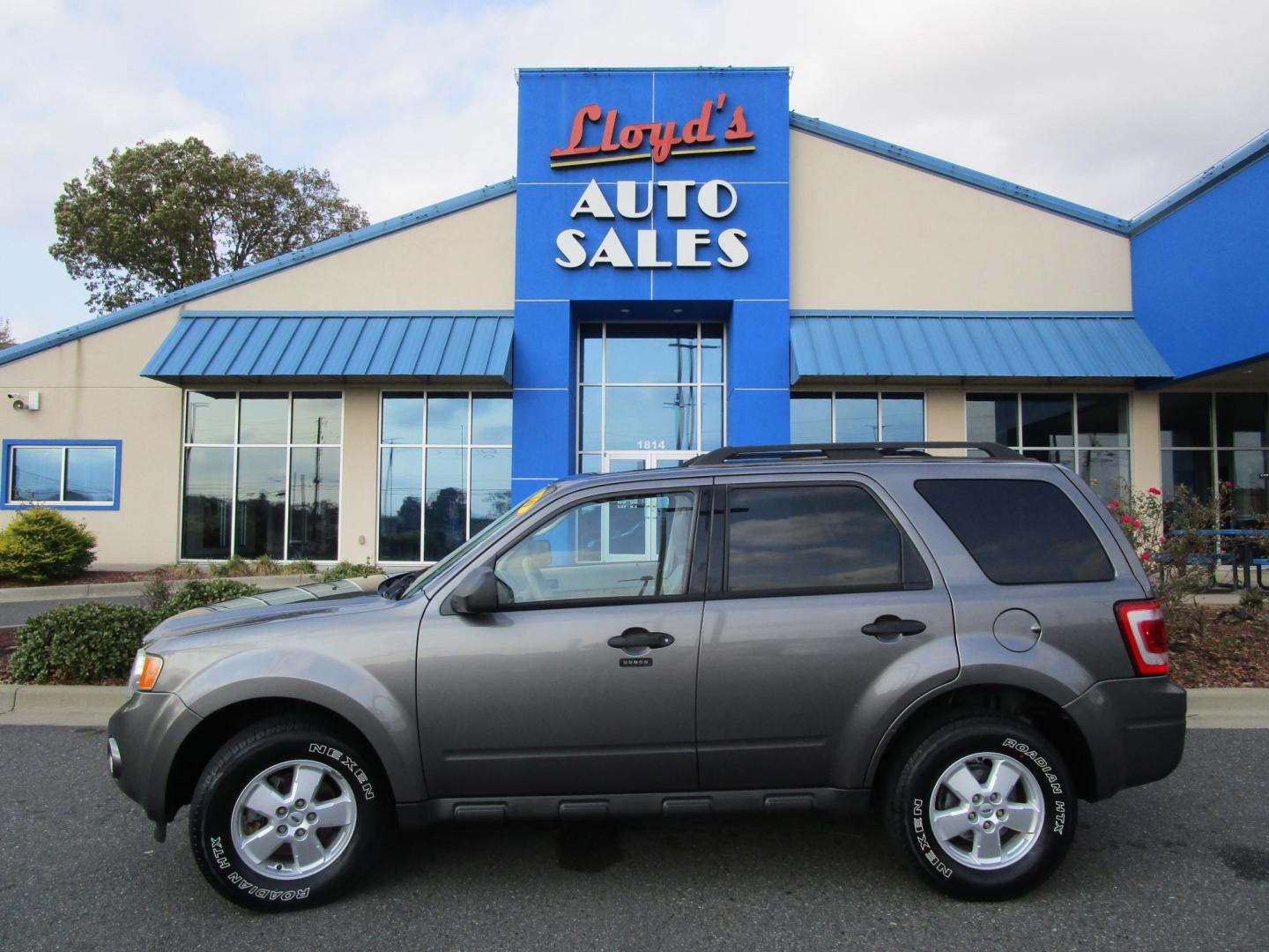 2010 Grey /Gray / Cloth Ford Escape XLT 4WD (1FMCU9D71AK) with an 2.5L L4 DOHC 16V engine, 6-Speed Automatic transmission, located at 1814 Albert Pike Road, Hot Springs, AR, 71913, (501) 623-1717, 34.494228, -93.094070 - This 2010 Ford Escape XLT, has low miles and gets great gas mileage. 103" wheelbase, 6 speed automatic transmission. Exterior Features Include: Chrome grille. Easy fuel capless filler. Fog lamps. Manual fold power windows. Blind spot mirrors. Roof rack with side rails. Interior Features Incl - Photo#0