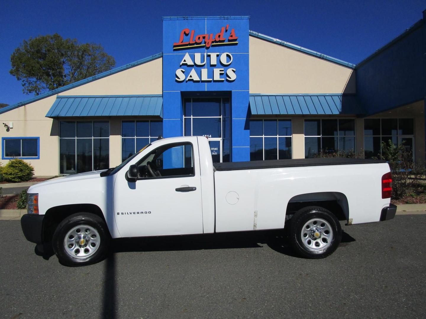 2008 WHITE /GREY Chevrolet Silverado 1500 LT1 Long Box 2WD (1GCEC14C38Z) with an 4.8L V8 OHV 16V engine, 4-Speed Automatic Overdrive transmission, located at 1814 Albert Pike Road, Hot Springs, AR, 71913, (501) 623-1717, 34.494228, -93.094070 - 2008 CHEVROLET SILVERADO 1500 WORK TRUCK 4.8L V8 F GASOLINE REAR WHEEL DRIVE Long Box 2WD - Photo#0