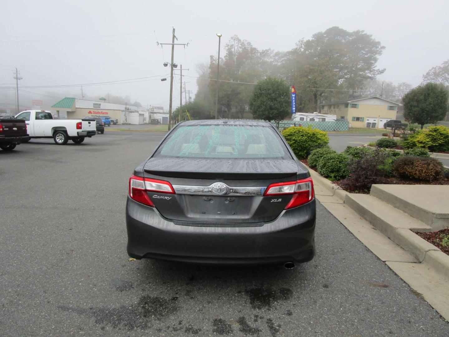 2012 GRAY Toyota Camry SE (4T4BF1FK4CR) with an 2.5L I4 DOHC 16V engine, 6-Speed Automatic transmission, located at 1814 Albert Pike Road, Hot Springs, AR, 71913, (501) 623-1717, 34.494228, -93.094070 - 2012 Toyota Camry XLE 4 Door Sedan. 2.5L I4 F DOHC 16V Gasoline Front Wheel Drive - Photo#3