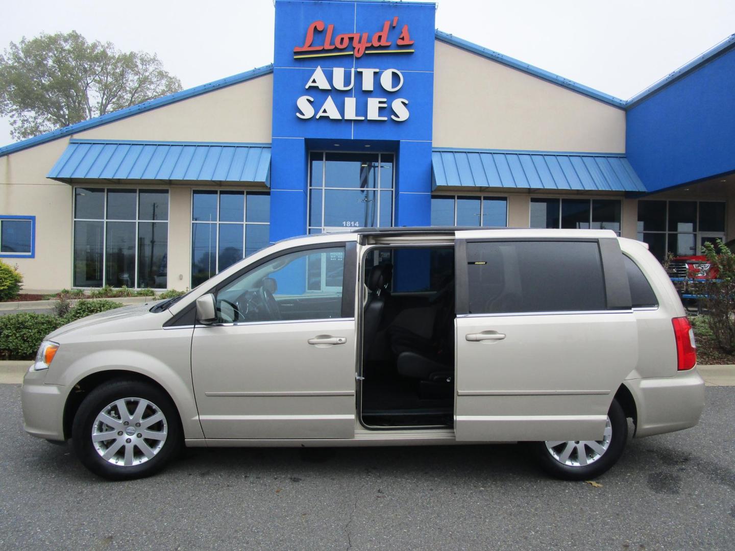 2016 TAN /BLACK Chrysler Town & Country LX (2C4RC1AG0GR) with an 3.6L V6 DOHC 24V engine, 6A transmission, located at 1814 Albert Pike Road, Hot Springs, AR, 71913, (501) 623-1717, 34.494228, -93.094070 - 2016 Chrysler Town & Country LX 3.6L V6-Valve VVT Engine 6 Speed Automatic 62TE Transmission Functional & Safety Features: Park View Rear Back-Up. Anti-Lock 4-Wheel Heavy Duty Disc Brakes. Electronic Stability Control. Keyless Entry with Immobilizer. TPMS. Universal Garage Door Opener. Fuel O - Photo#10