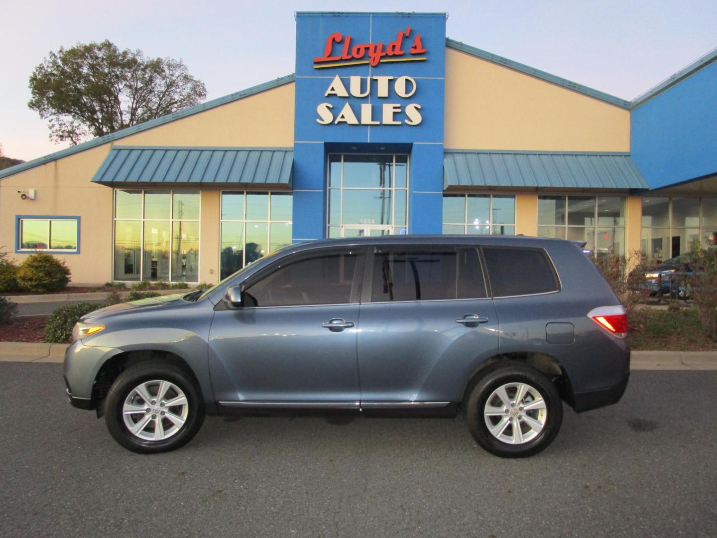 2011 GRAY Toyota Highlander Base 2WD V6 (5TDZK3EH3BS) with an 3.5L V6 DOHC 24V engine, 5-Speed Automatic transmission, located at 1814 Albert Pike Road, Hot Springs, AR, 71913, (501) 623-1717, 34.494228, -93.094070 - Photo#0