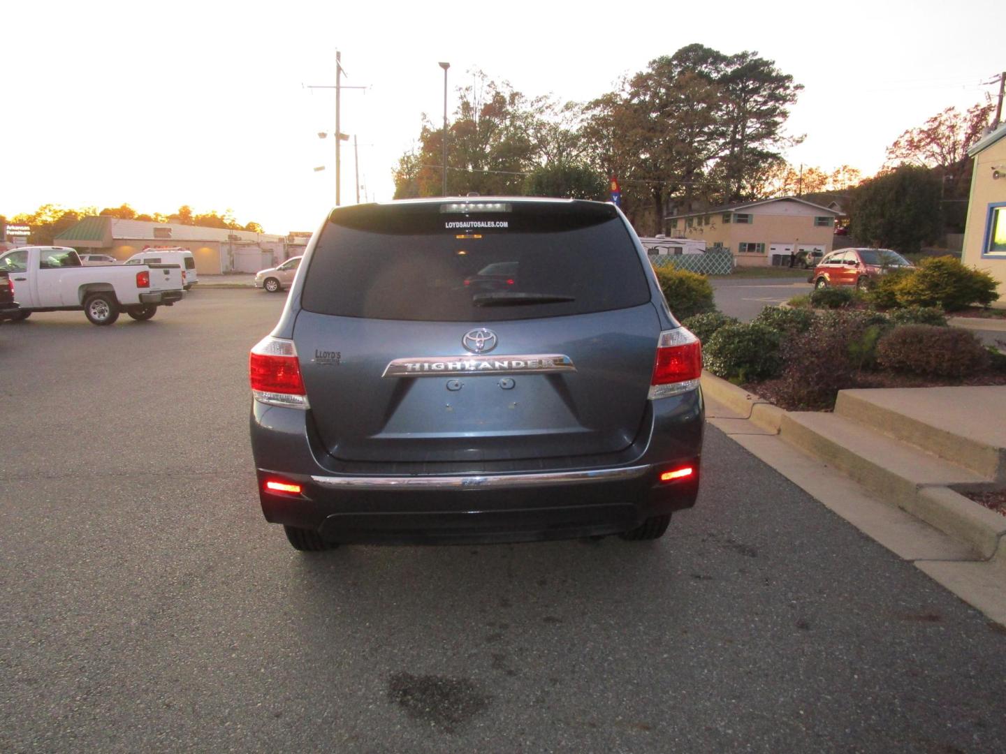 2011 GRAY Toyota Highlander Base 2WD V6 (5TDZK3EH3BS) with an 3.5L V6 DOHC 24V engine, 5-Speed Automatic transmission, located at 1814 Albert Pike Road, Hot Springs, AR, 71913, (501) 623-1717, 34.494228, -93.094070 - Photo#3