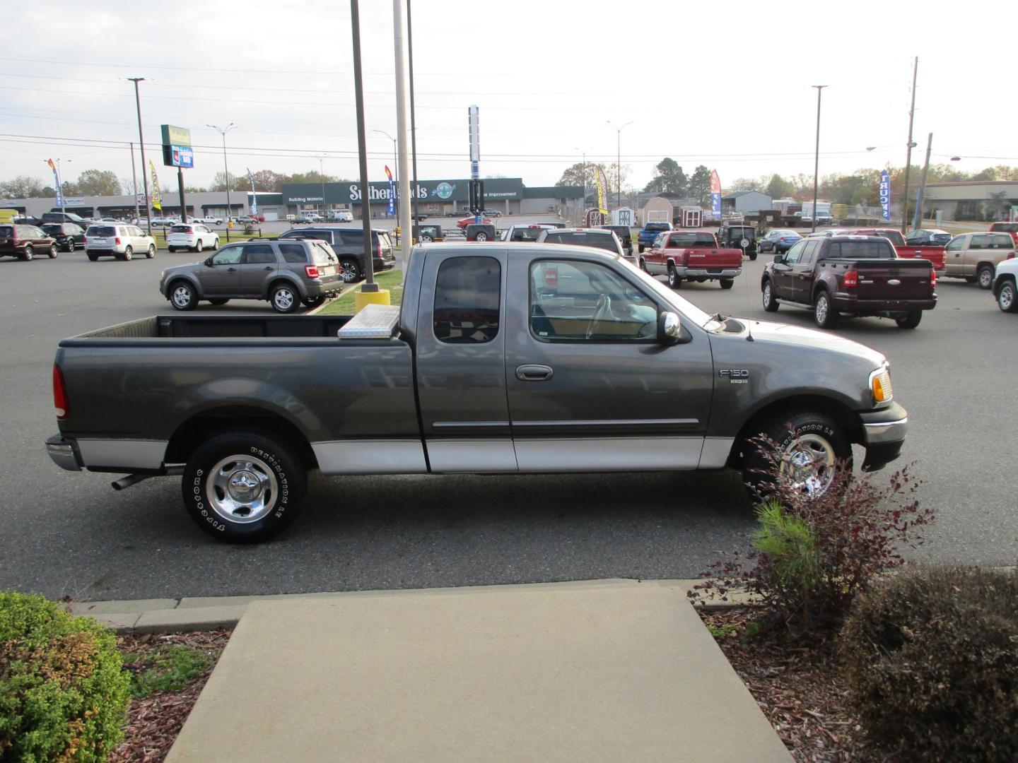 2002 GRAY Ford F-150 King Ranch SuperCab Short Bed 2WD (1FTRX17W72N) with an 4.6L V8 SOHC 16V engine, located at 1814 Albert Pike Road, Hot Springs, AR, 71913, (501) 623-1717, 34.494228, -93.094070 - Photo#2