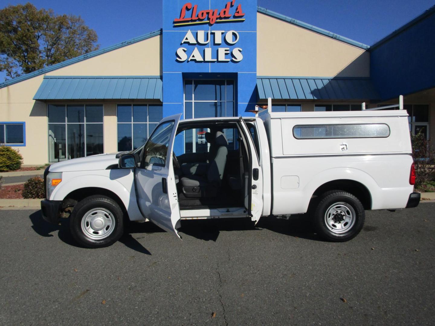 2011 WHITE /GREY Ford F-250 SD Lariat SuperCab 2WD (1FTDX2A64BE) with an 6.2L V8 OHV 16V engine, 6A transmission, located at 1814 Albert Pike Road, Hot Springs, AR, 71913, (501) 623-1717, 34.494228, -93.094070 - Photo#9