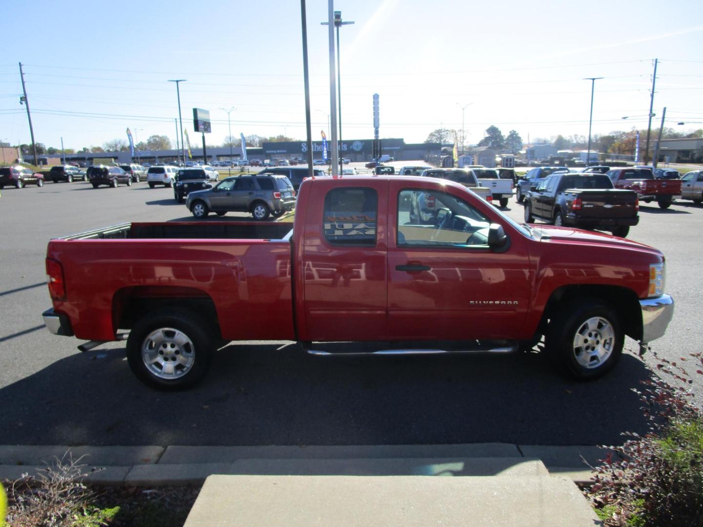 2013 RED Chevrolet Silverado 1500 LT Ext. Cab 2WD (1GCRCSE00DZ) with an 5.3L V8 OHV 16V FFV engine, located at 1814 Albert Pike Road, Hot Springs, AR, 71913, (501) 623-1717, 34.494228, -93.094070 - Photo#3