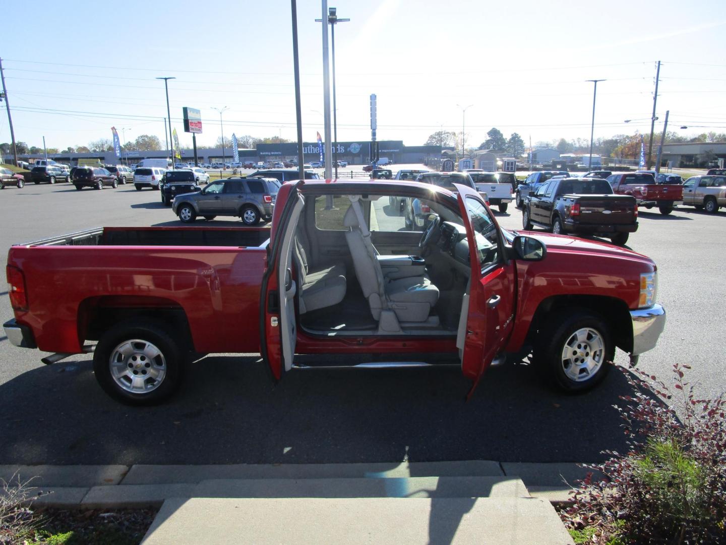 2013 RED Chevrolet Silverado 1500 LT Ext. Cab 2WD (1GCRCSE00DZ) with an 5.3L V8 OHV 16V FFV engine, located at 1814 Albert Pike Road, Hot Springs, AR, 71913, (501) 623-1717, 34.494228, -93.094070 - Photo#4