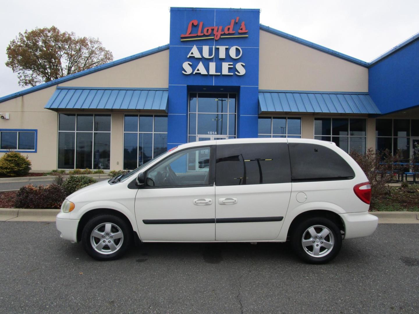 2005 WHITE /GREY Dodge Caravan SXT (1D4GP45R95B) with an 3.3L V6 OHV 12V engine, 4-Speed Automatic Overdrive transmission, located at 1814 Albert Pike Road, Hot Springs, AR, 71913, (501) 623-1717, 34.494228, -93.094070 - Photo#0