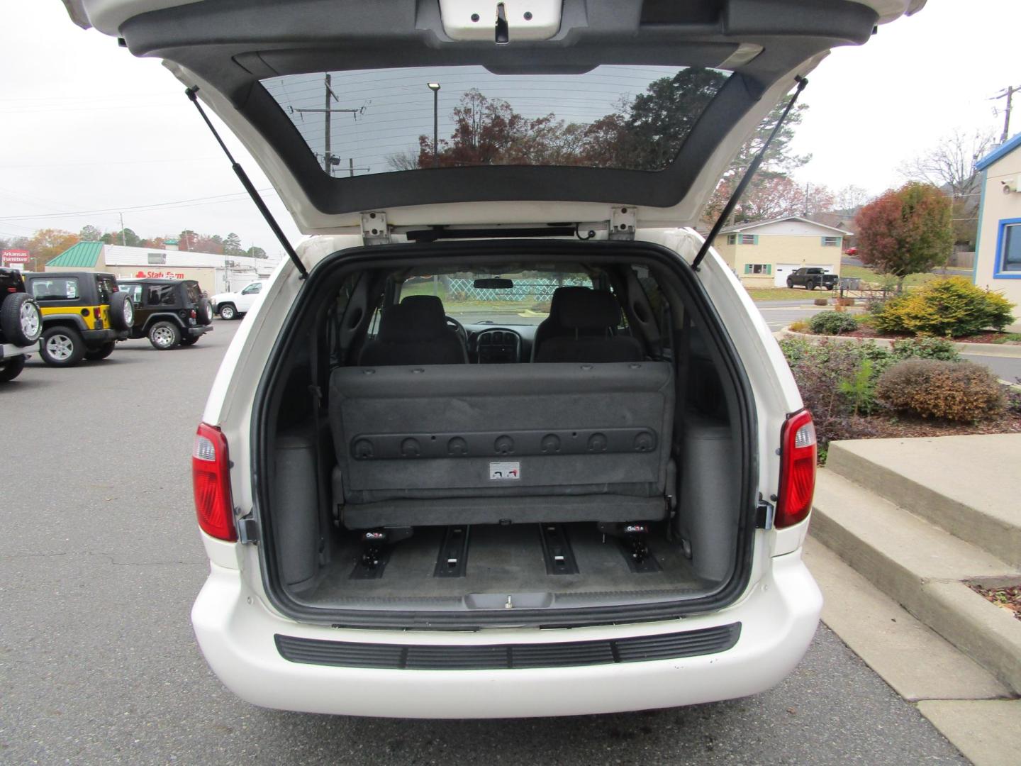 2005 WHITE /GREY Dodge Caravan SXT (1D4GP45R95B) with an 3.3L V6 OHV 12V engine, 4-Speed Automatic Overdrive transmission, located at 1814 Albert Pike Road, Hot Springs, AR, 71913, (501) 623-1717, 34.494228, -93.094070 - Photo#10