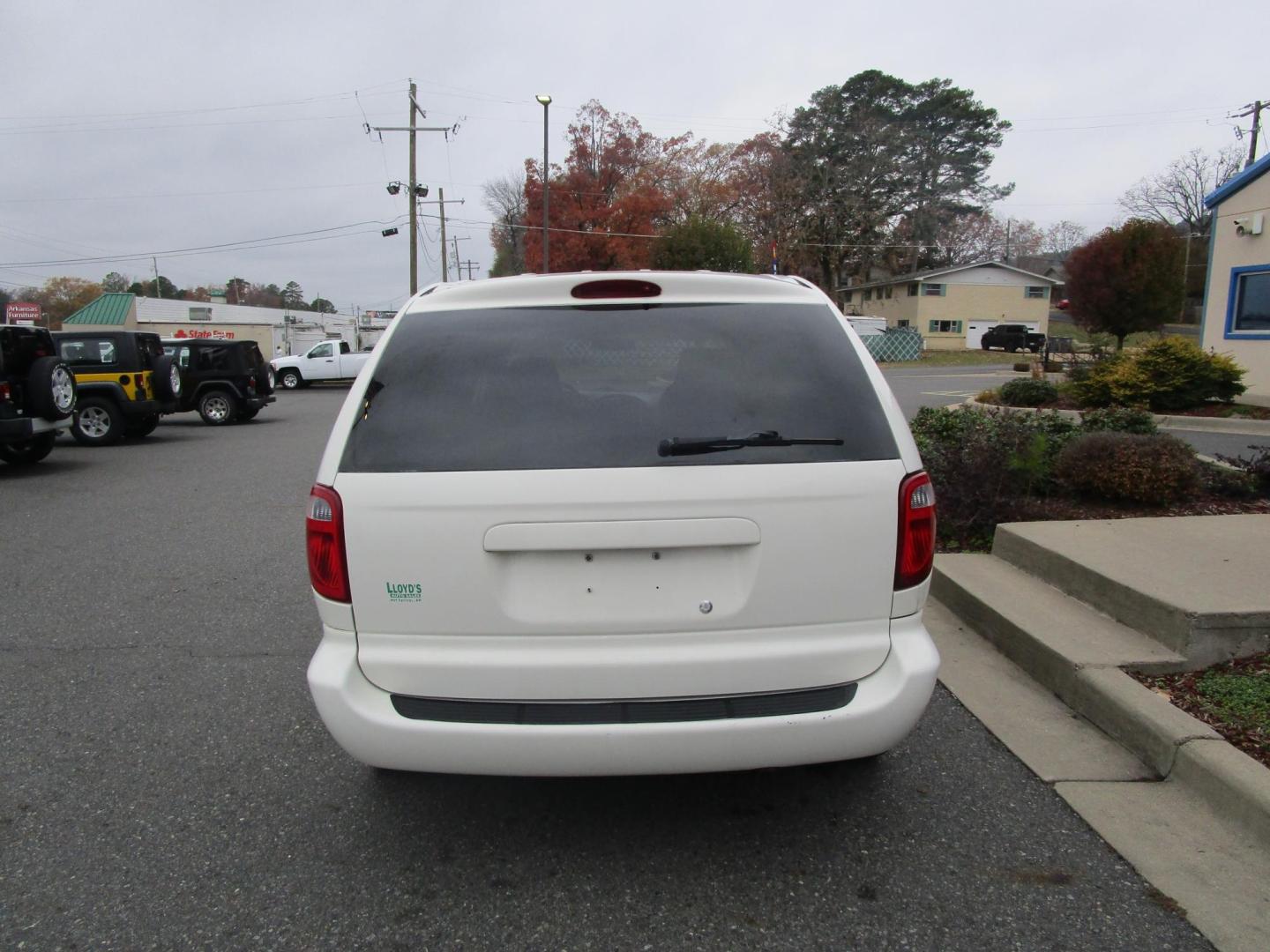 2005 WHITE /GREY Dodge Caravan SXT (1D4GP45R95B) with an 3.3L V6 OHV 12V engine, 4-Speed Automatic Overdrive transmission, located at 1814 Albert Pike Road, Hot Springs, AR, 71913, (501) 623-1717, 34.494228, -93.094070 - Photo#3