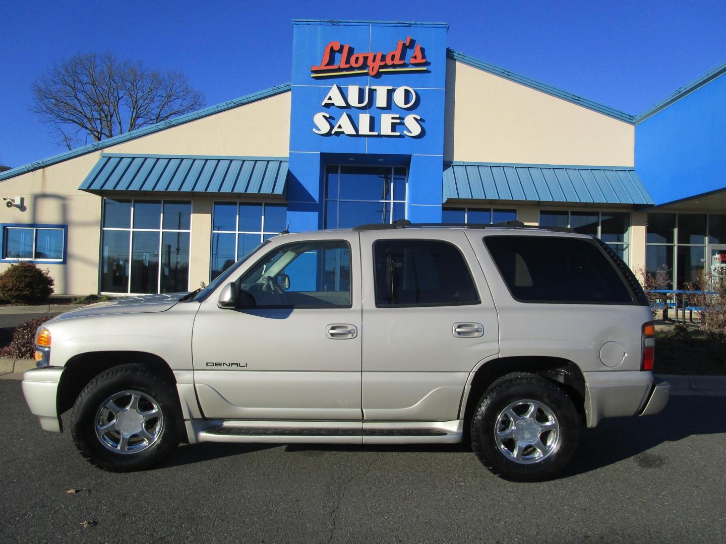 2004 GOLD /Tan / Leather GMC Yukon Denali Base (1GKEK63U74J) with an 6.0L V8 OHV 16V engine, 4-Speed Automatic Overdrive transmission, located at 1814 Albert Pike Road, Hot Springs, AR, 71913, (501) 623-1717, 34.494228, -93.094070 - 3RD ROW SEATING SUNROOF - Photo#0